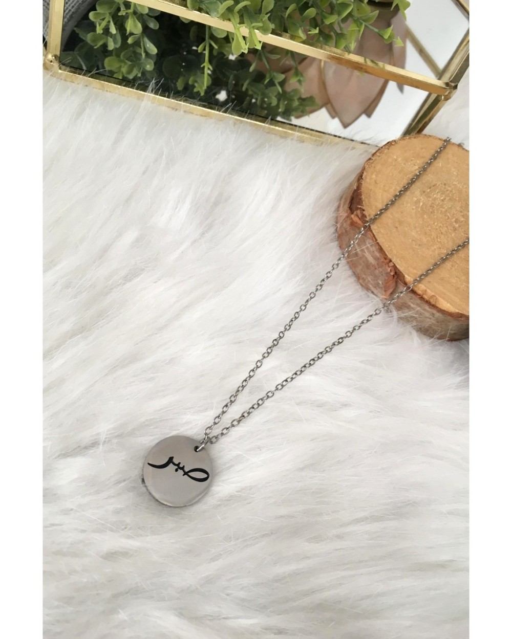 Chain necklace and pendant engraved in black