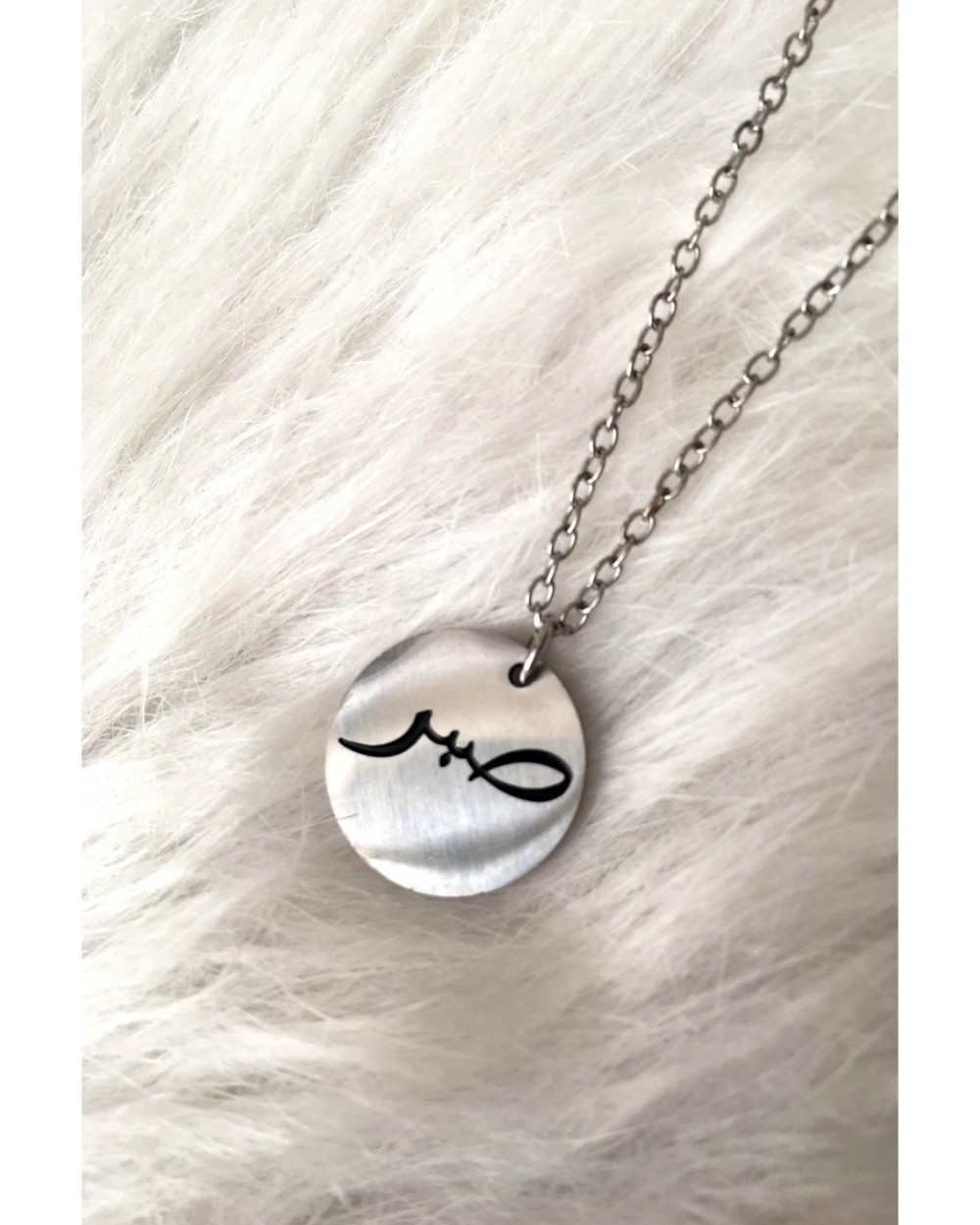 Collier chaîne et pendentif gravé en noir