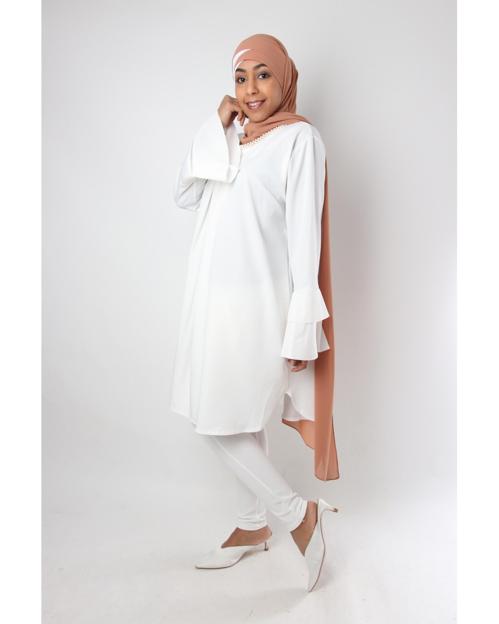 Tunique Chic volant et collier perles