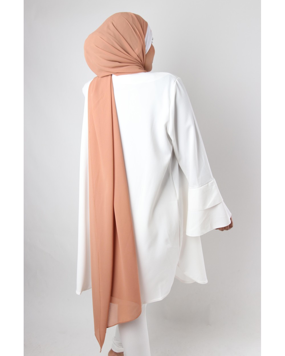 Tunique Chic volant et collier perles