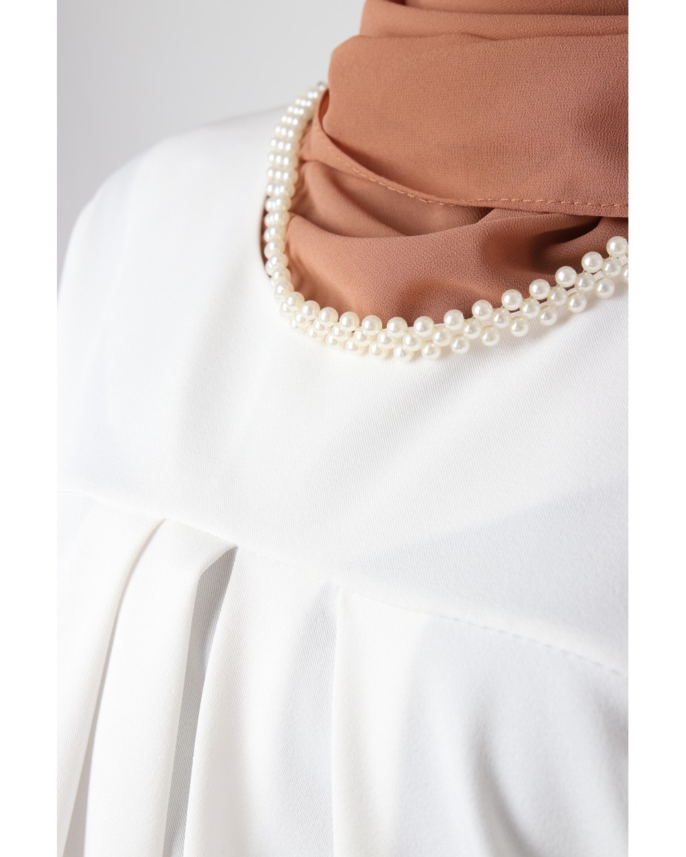 Tunique Chic volant et collier perles