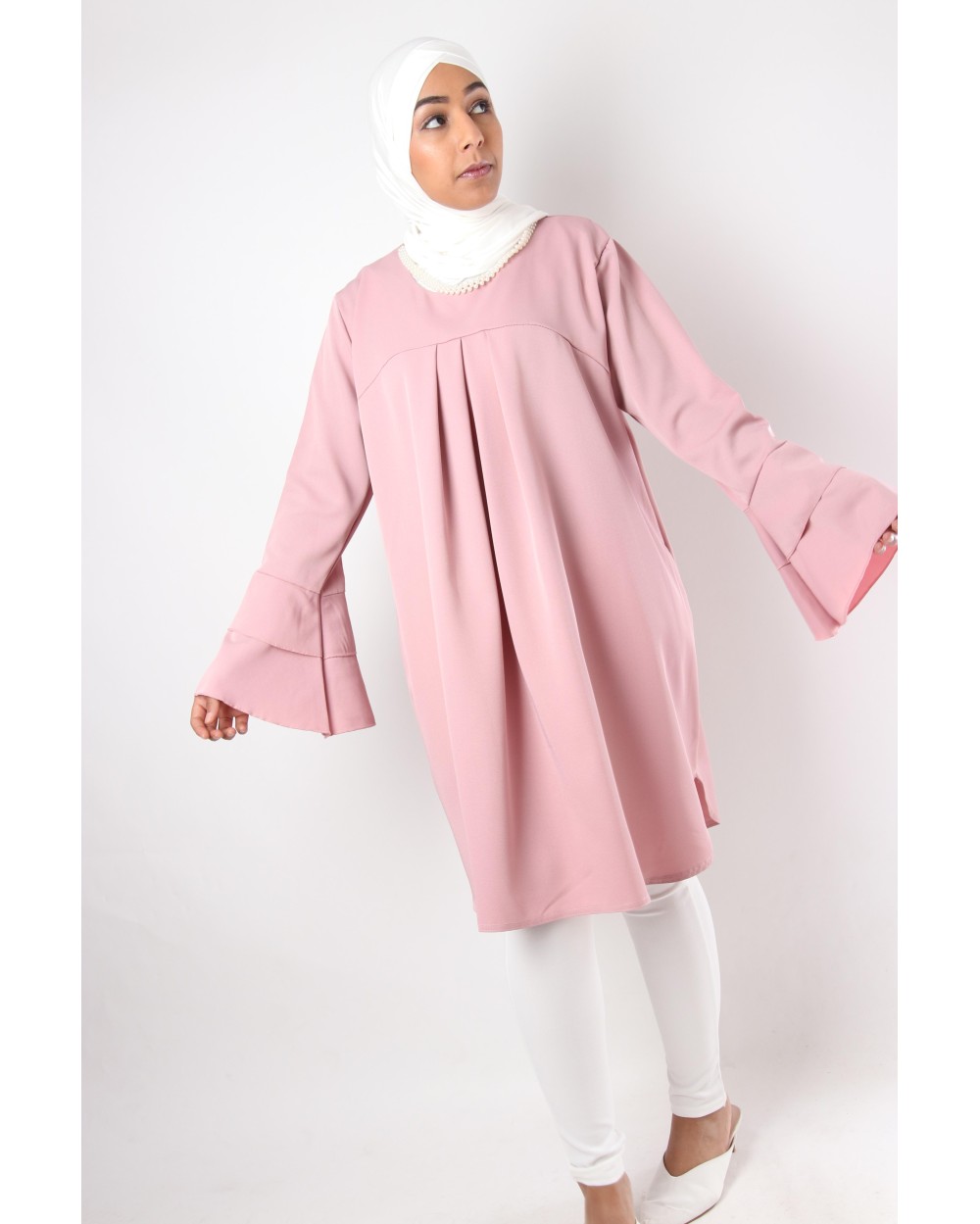Tunique Chic volant et collier perles