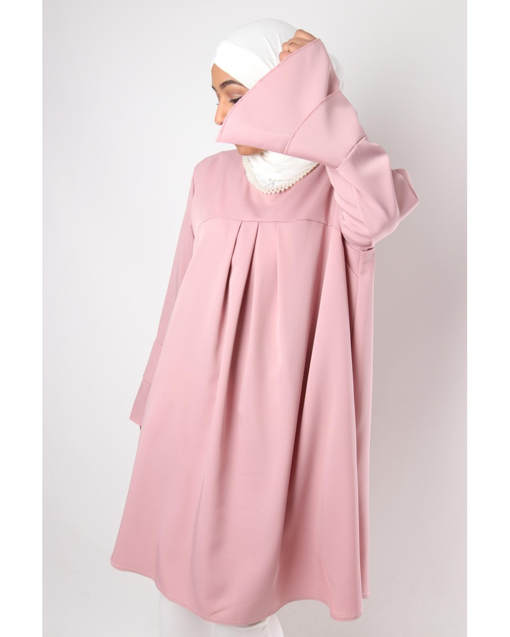 Chic tunic flying and beaded necklace