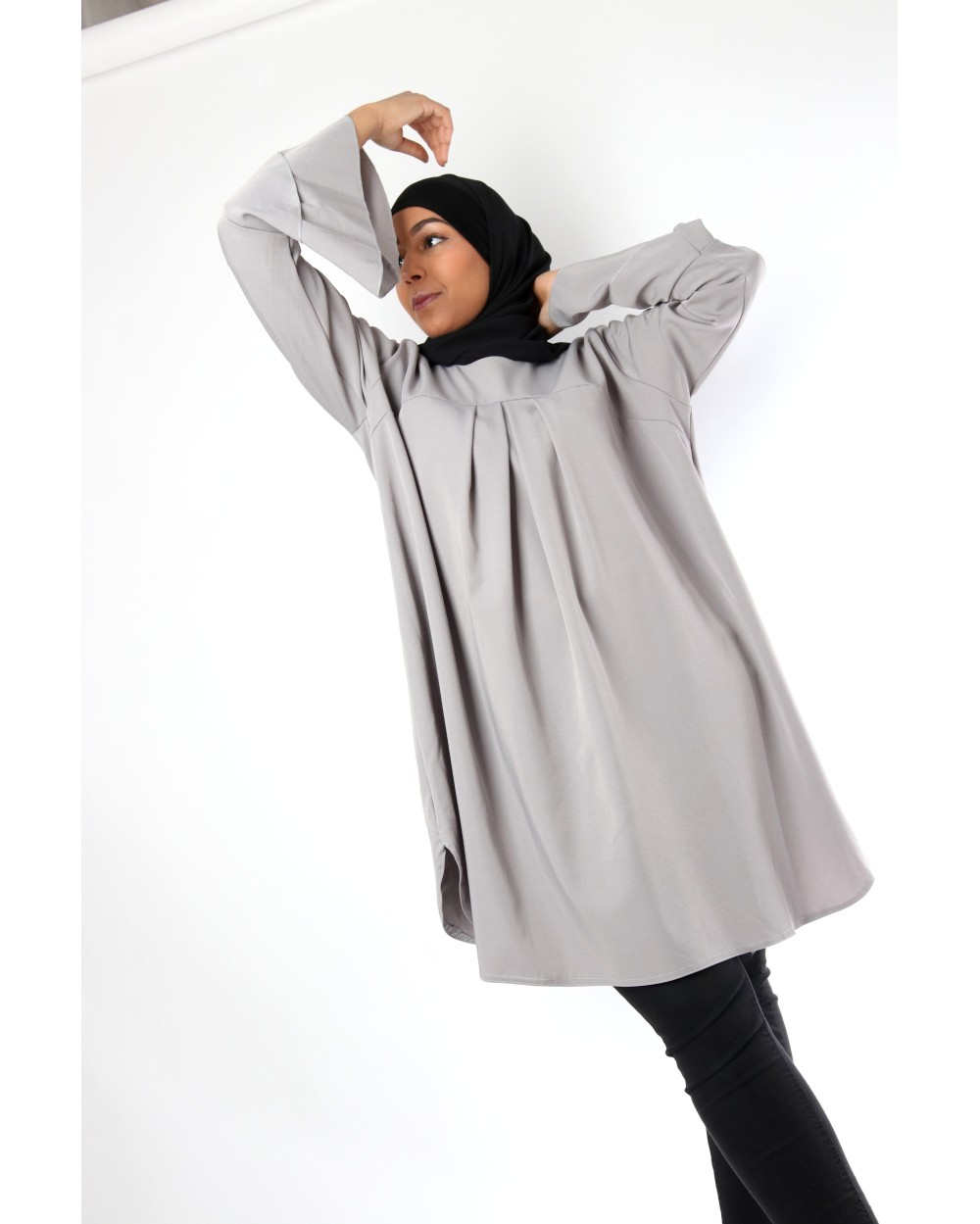 Chic tunic flying and beaded necklace