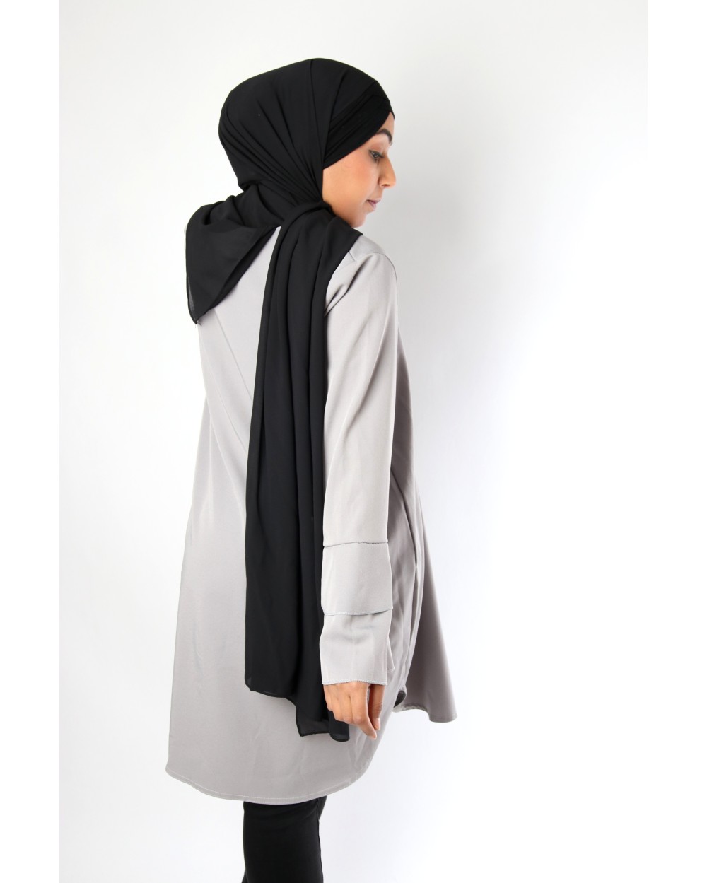 Tunique Chic volant et collier perles