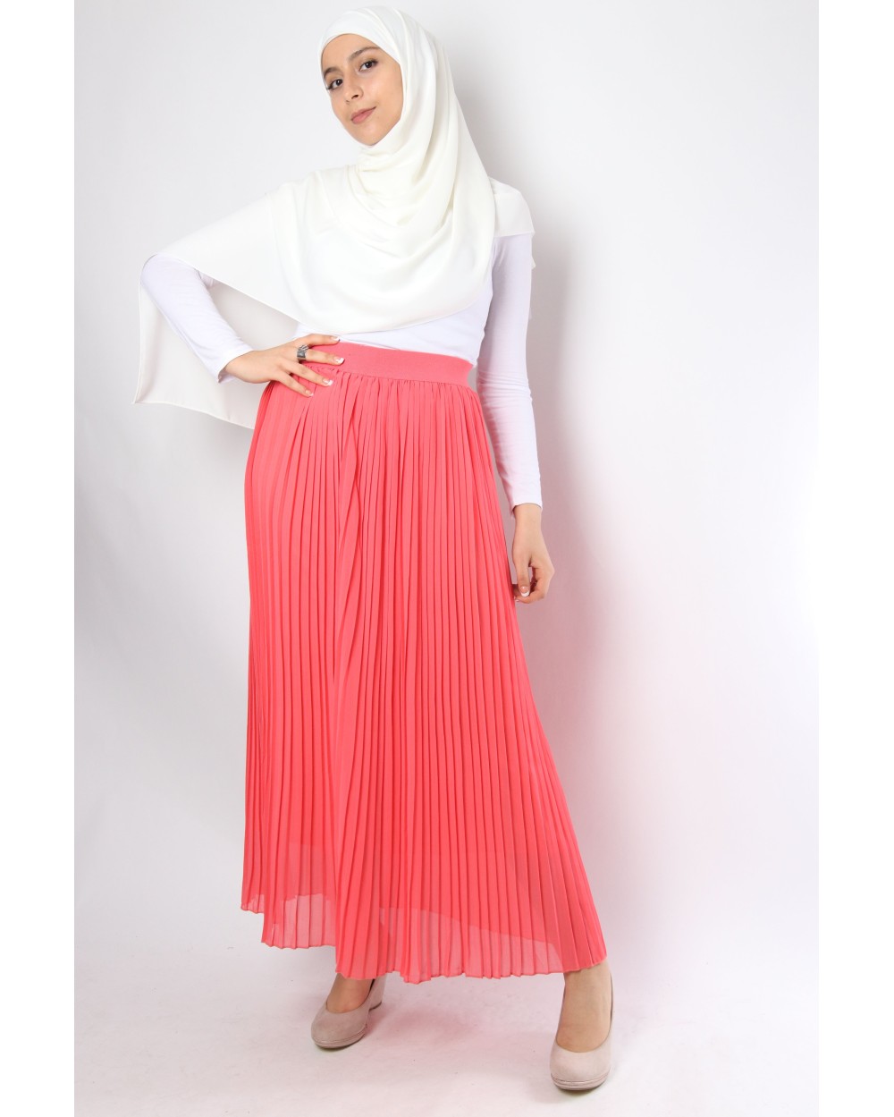 Pleated skirt with elastic waist.