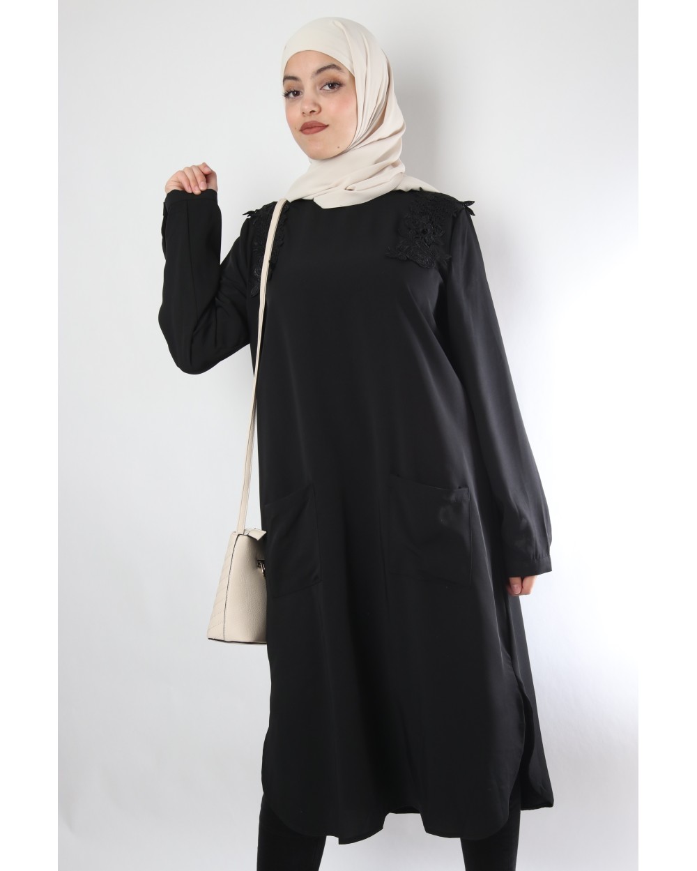 Tunique mi-longue Azirah poches et dentelle