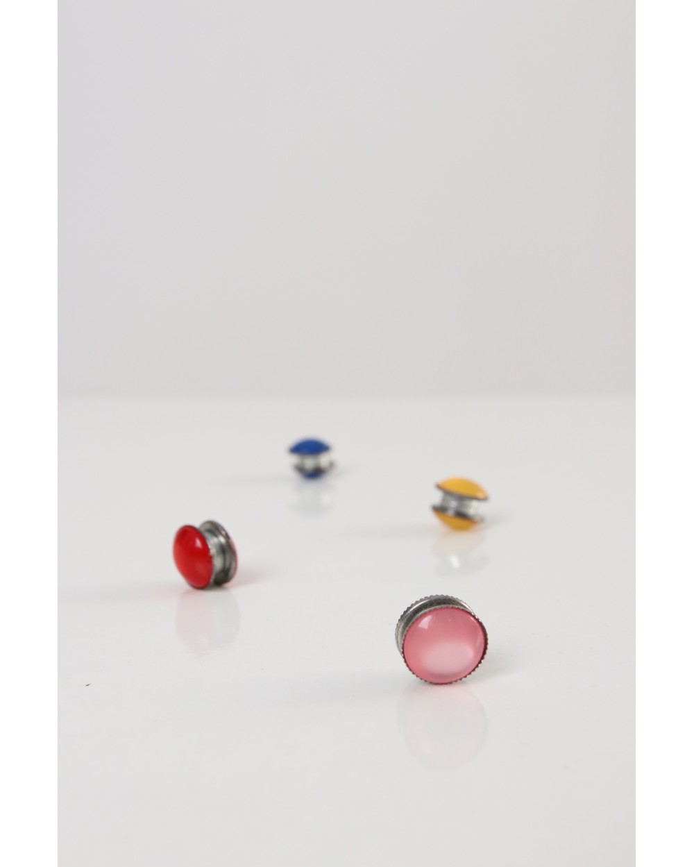 Magnetized pin Perly