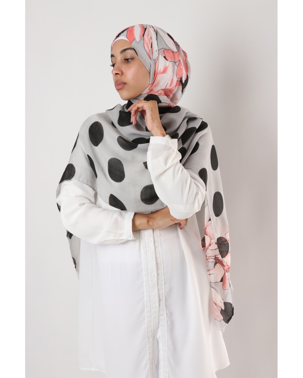 Hijab à pois et à fleurs
