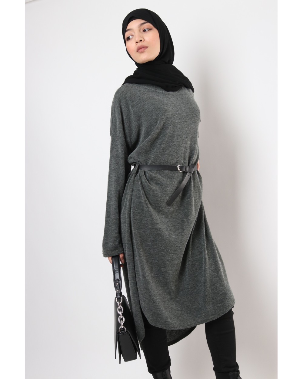 Long V-neck sweater with belt