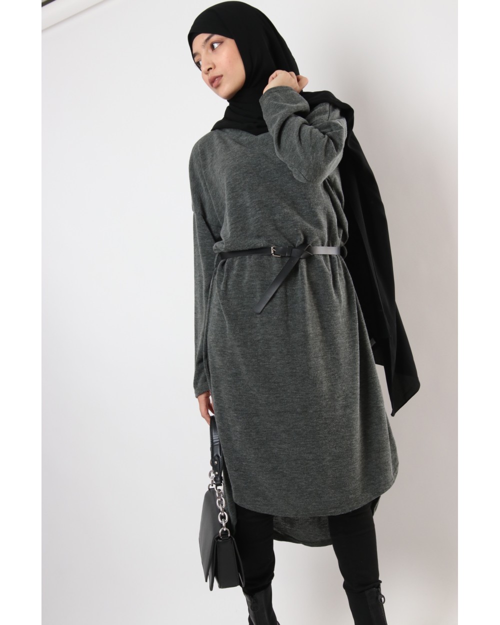 Long V-neck sweater with belt