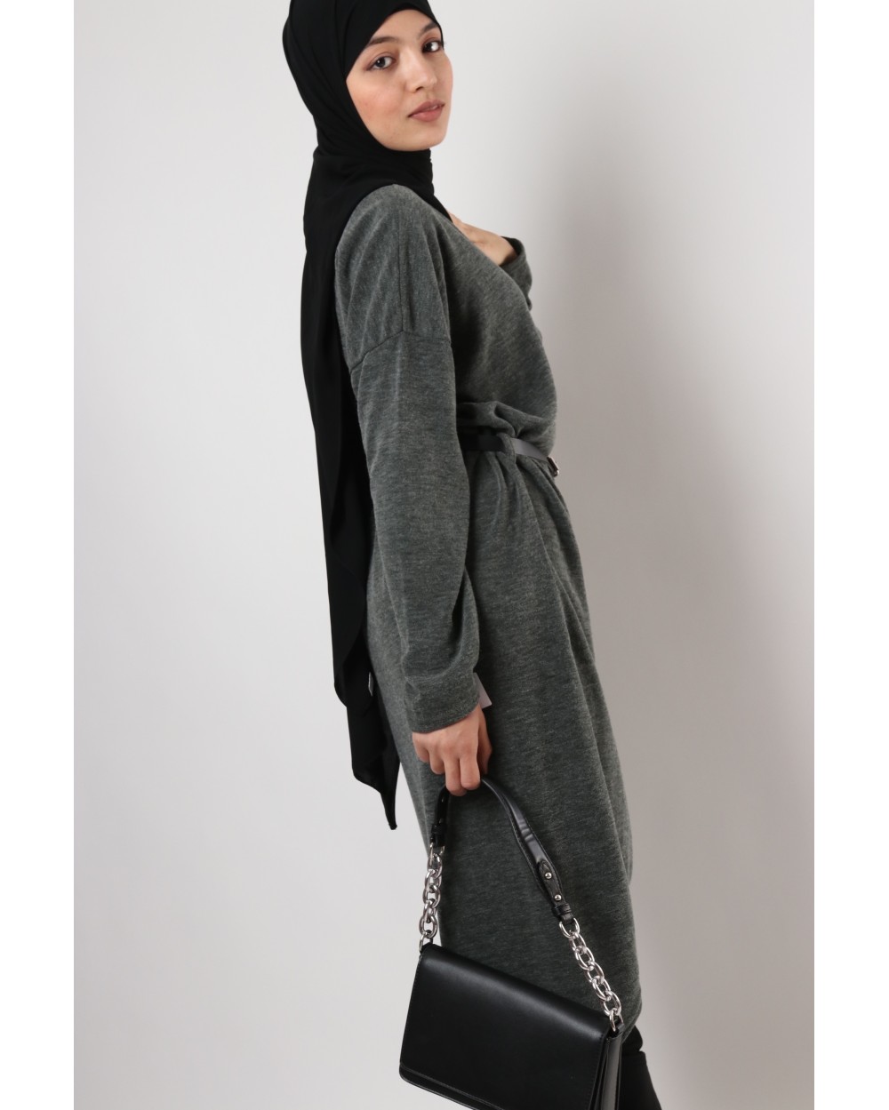 Long V-neck sweater with belt