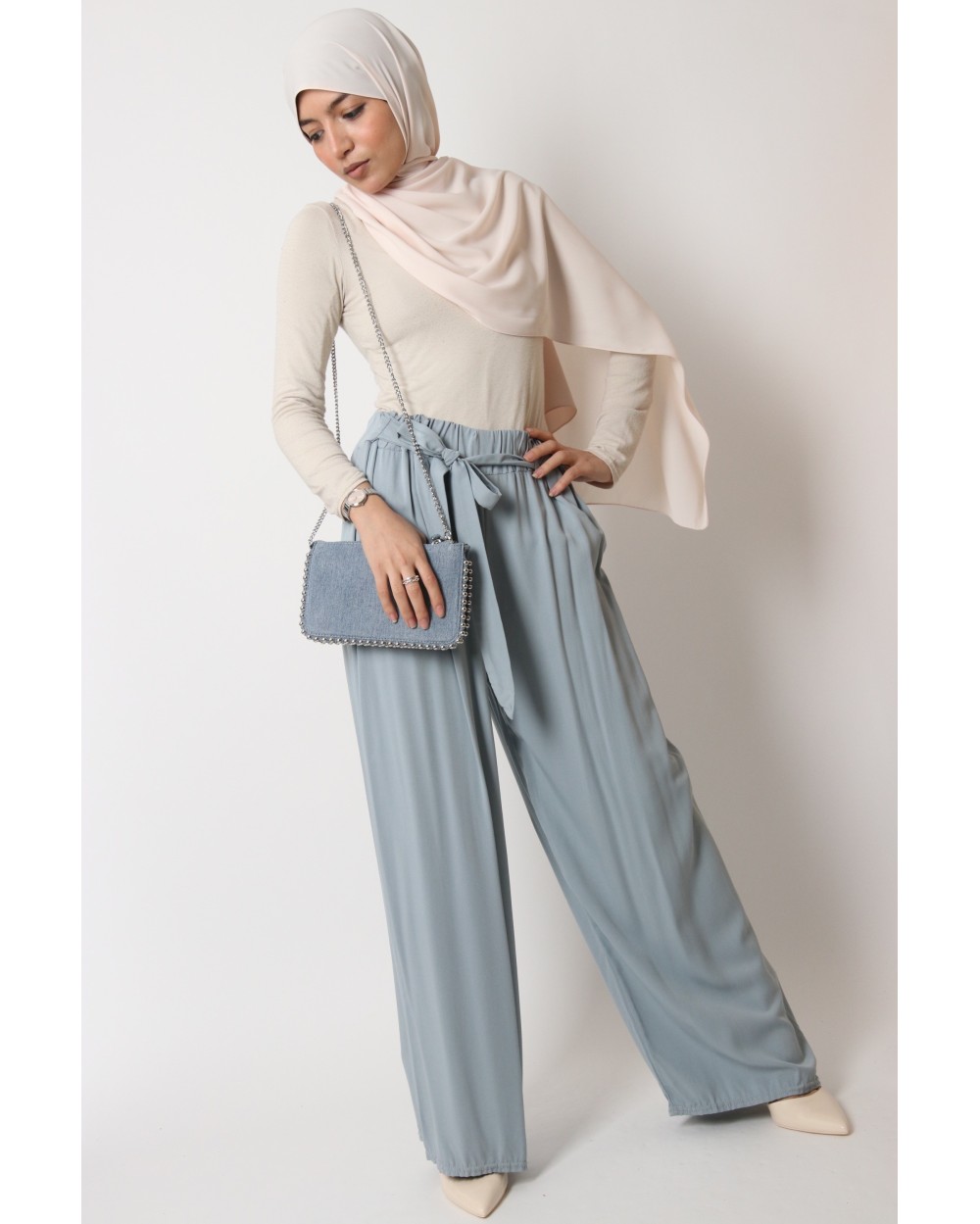 Wide-leg pants with tie belt