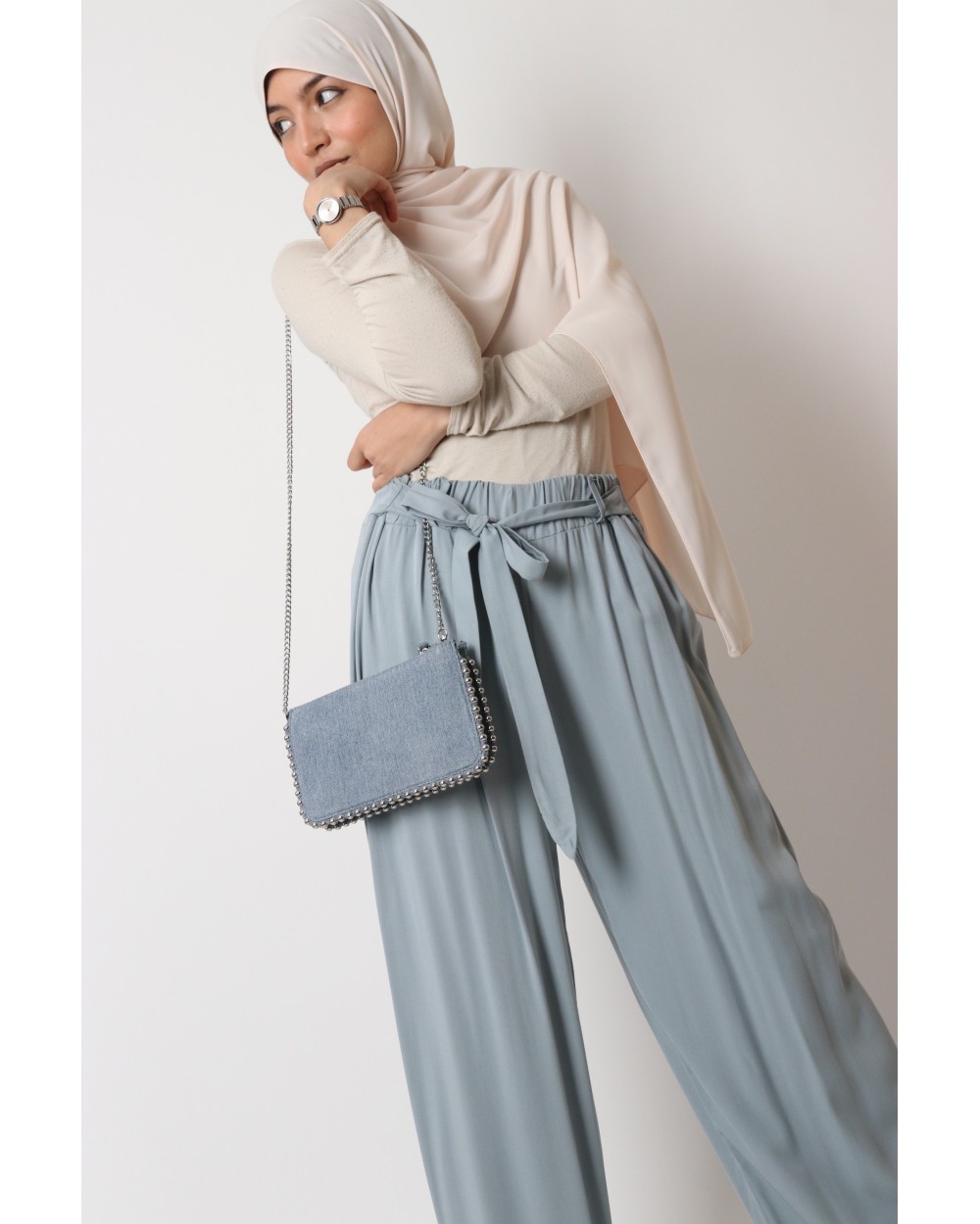 Wide-leg pants with tie belt