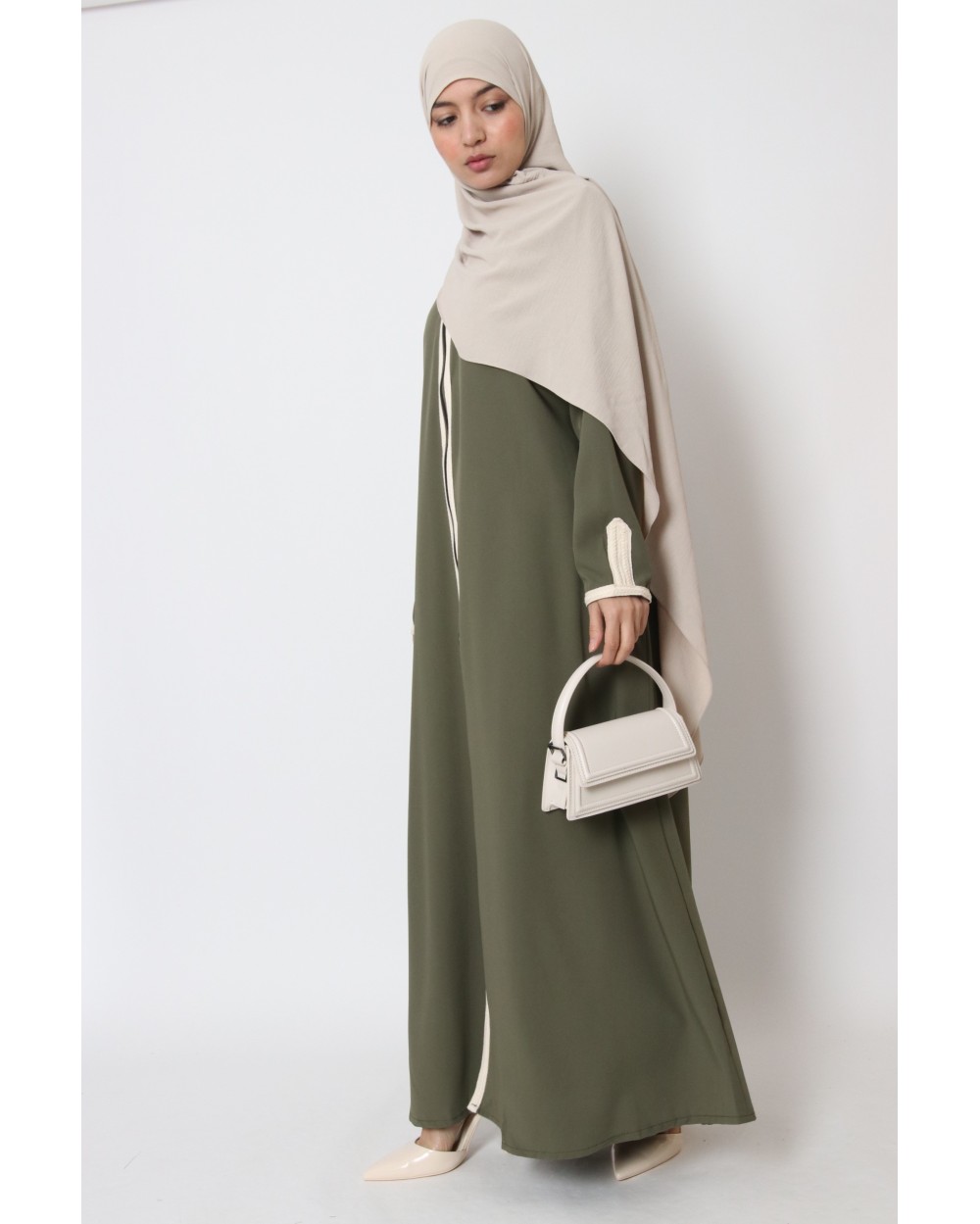 Longue abaya à zip avec finition brodée