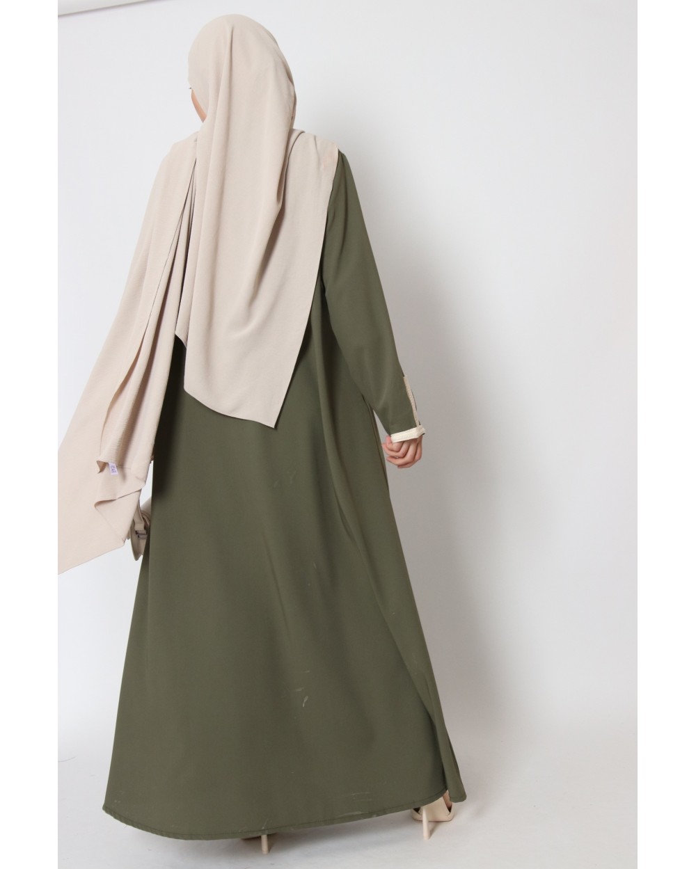 Long zipped abaya with embroidered finish