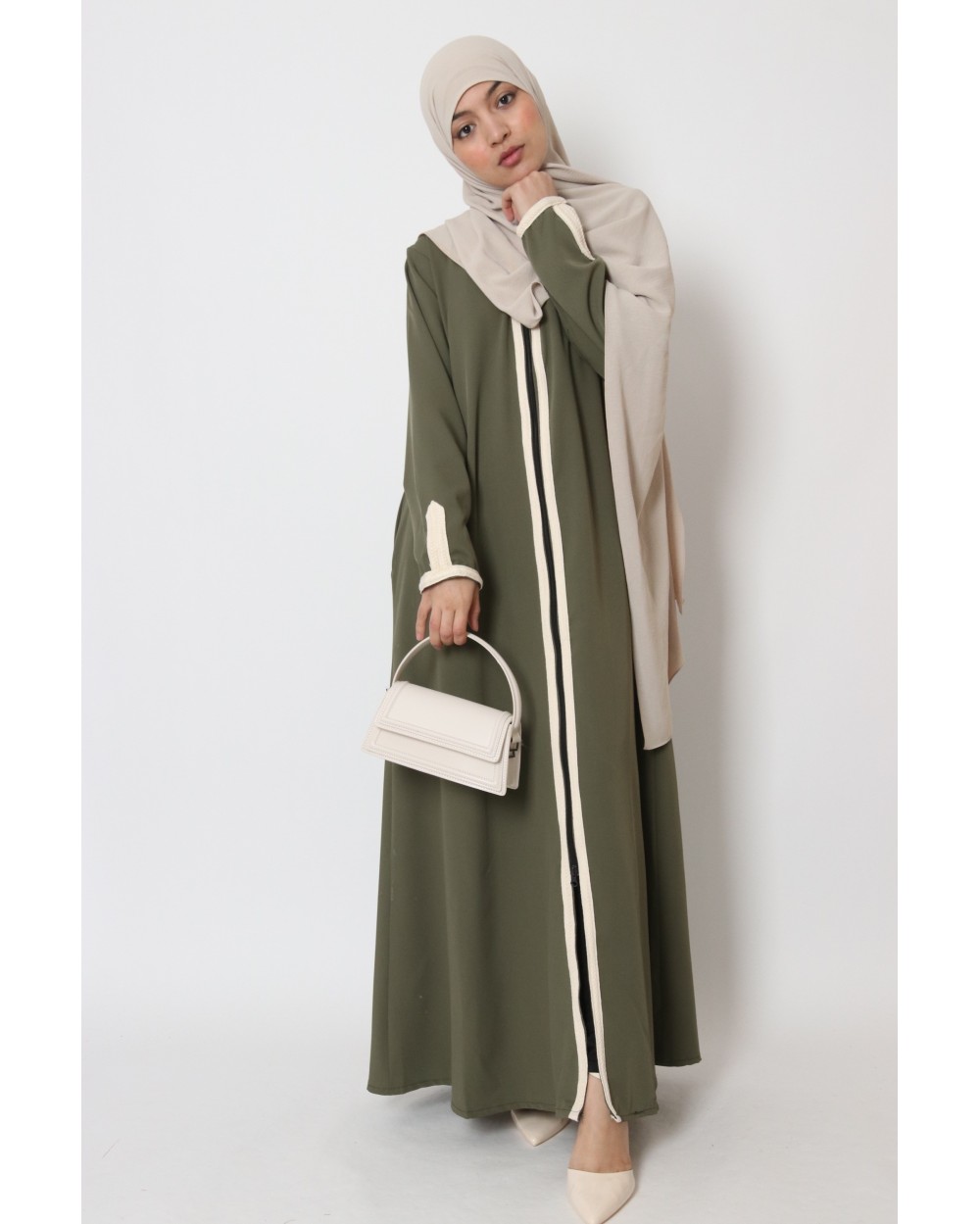 Longue abaya à zip avec finition brodée