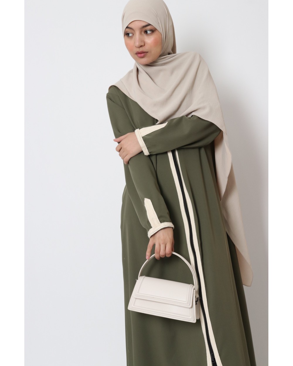 Longue abaya à zip avec finition brodée