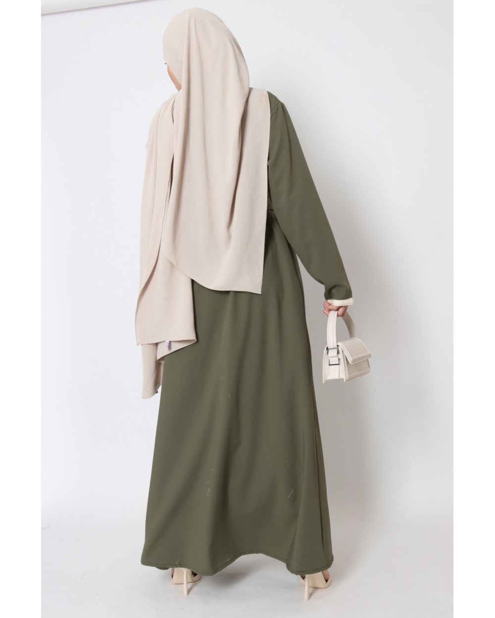 Longue abaya à zip avec finition brodée