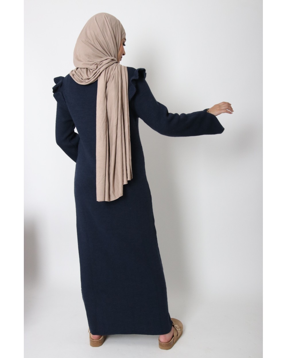 Robe pull avec petits volants en col V sur le bust