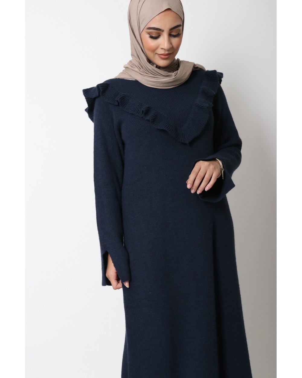 Robe pull avec petits volants en col V sur le bust