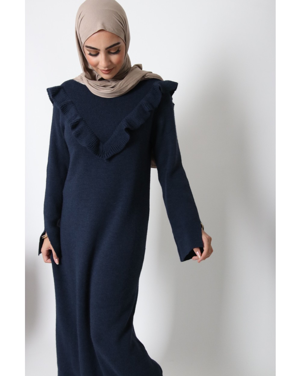 Sweater dress with small ruffles in V-neck on the bust