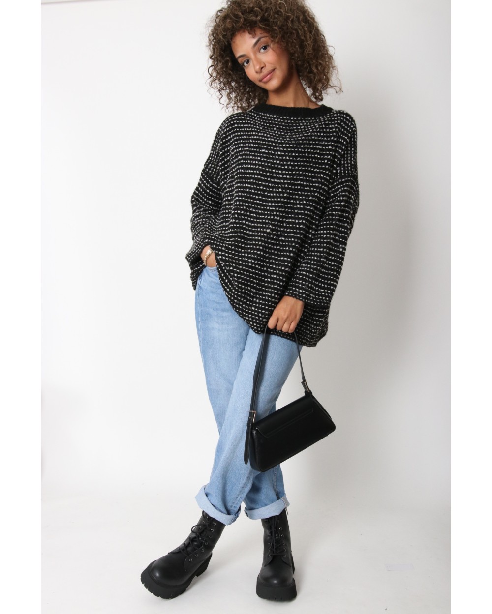 Round neck sweater with silver thread