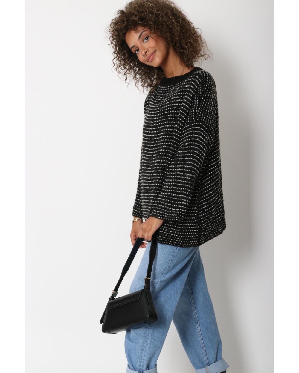 Round neck sweater with silver thread