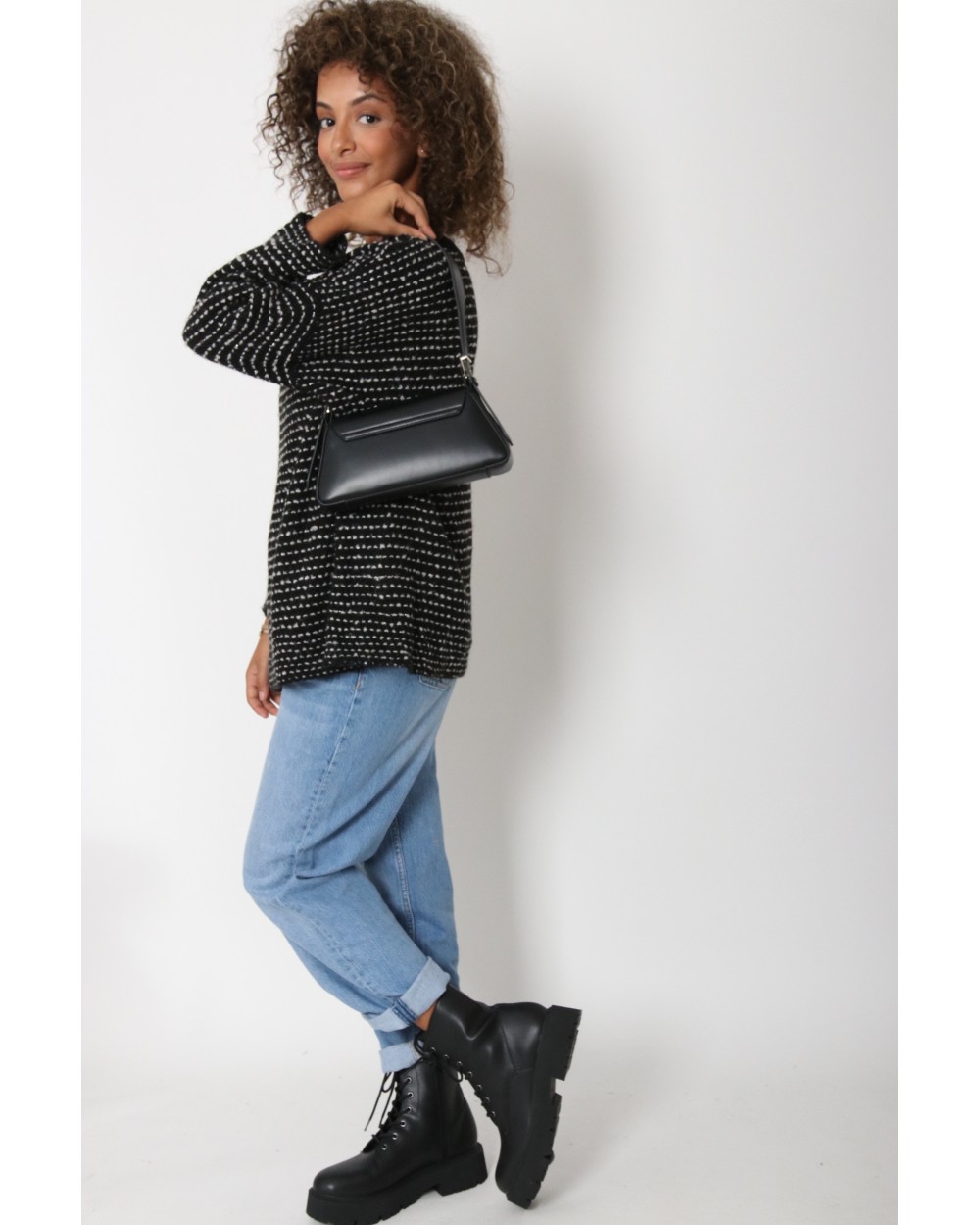 Round neck sweater with silver thread