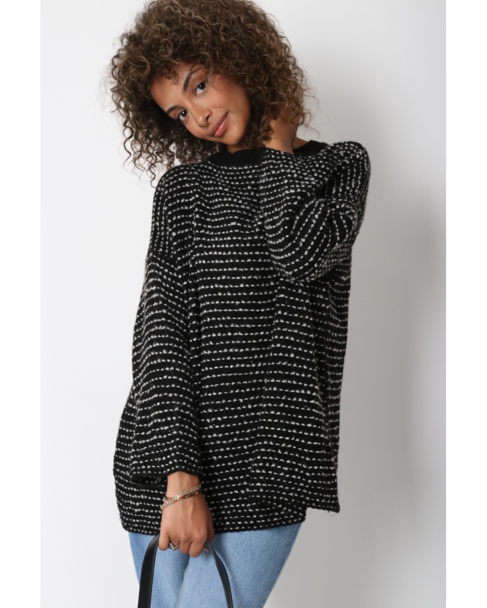Round neck sweater with silver thread