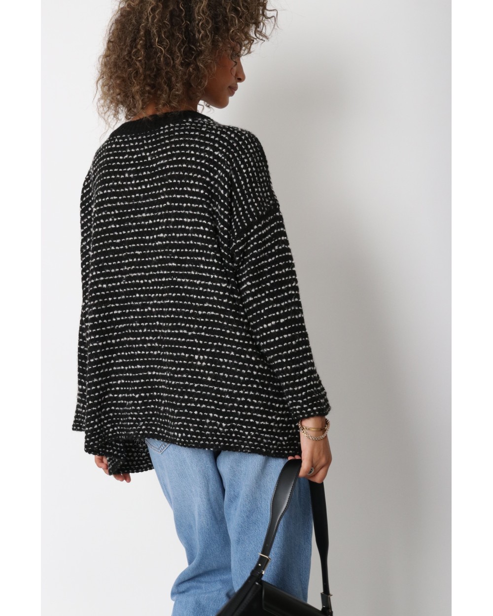 Round neck sweater with silver thread