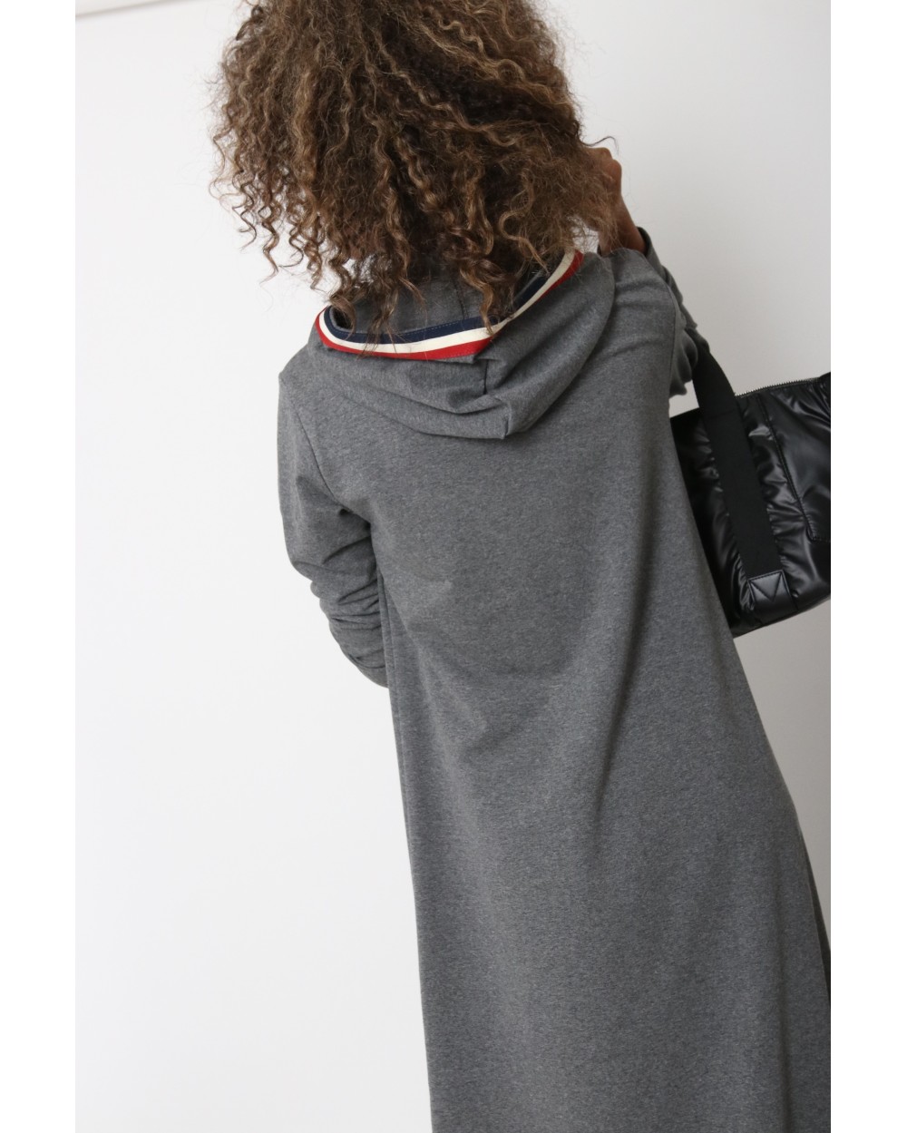 Robe longue Danya sport avec capuche et bandes de couleur