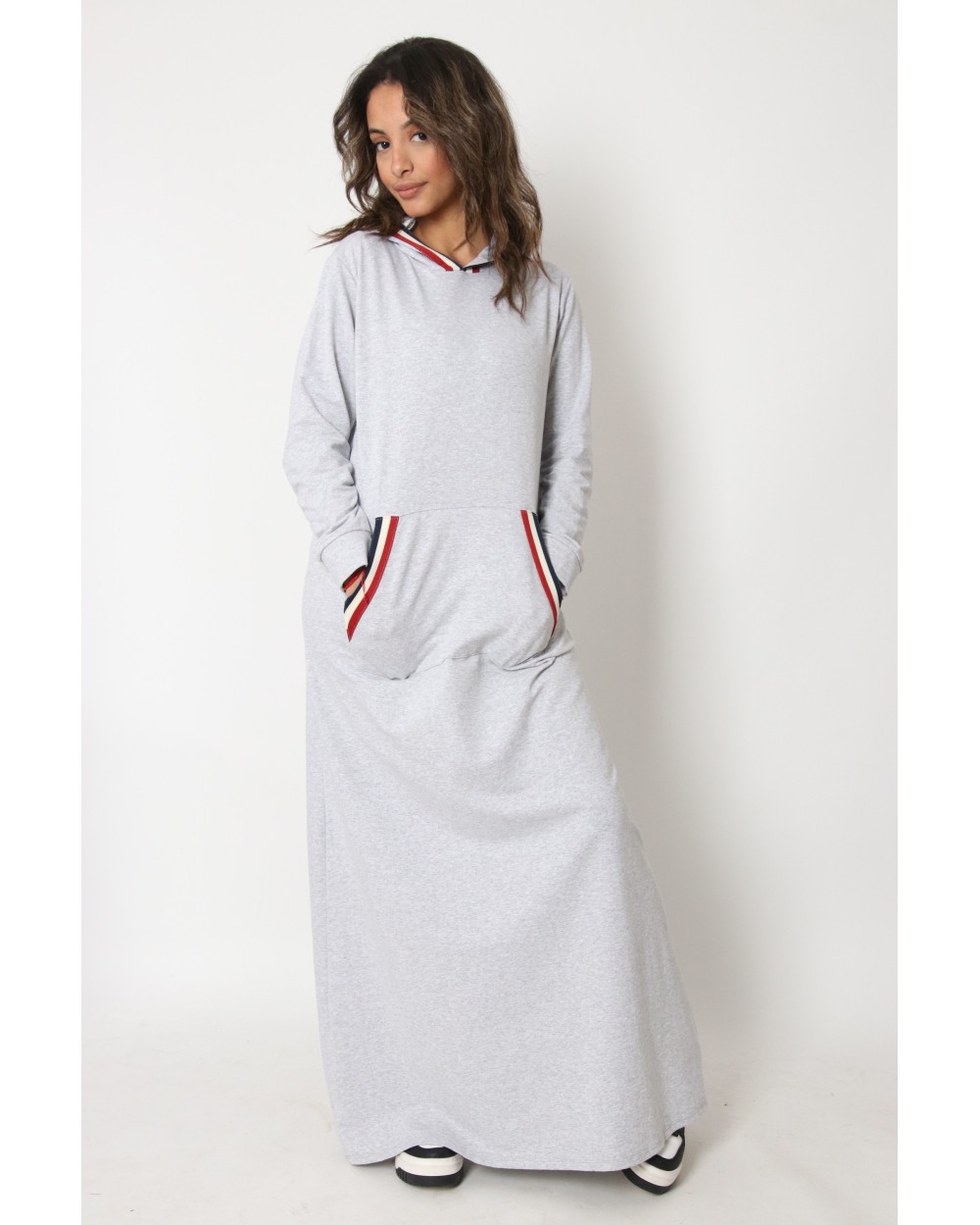 Robe longue Danya sport avec capuche et bandes de couleur