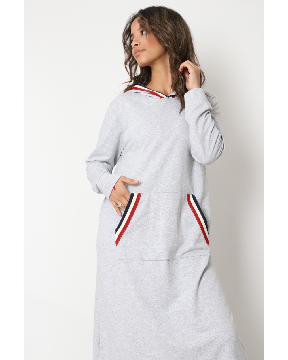 Robe longue Danya sport avec capuche et bandes de couleur