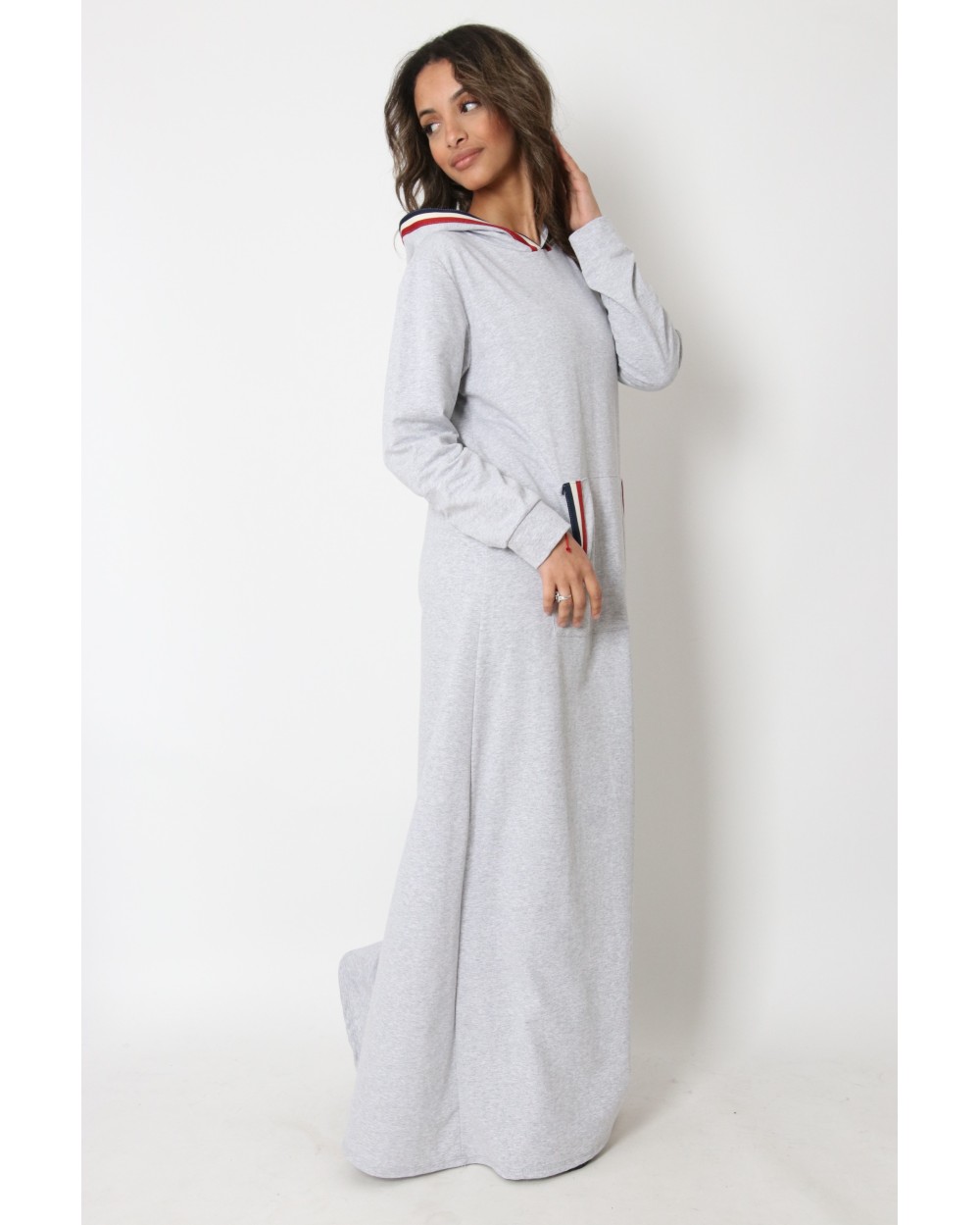 Robe longue Danya sport avec capuche et bandes de couleur