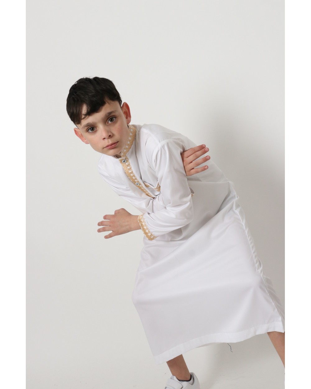 Long white thobe Dubai with golden embroidered collar for boy