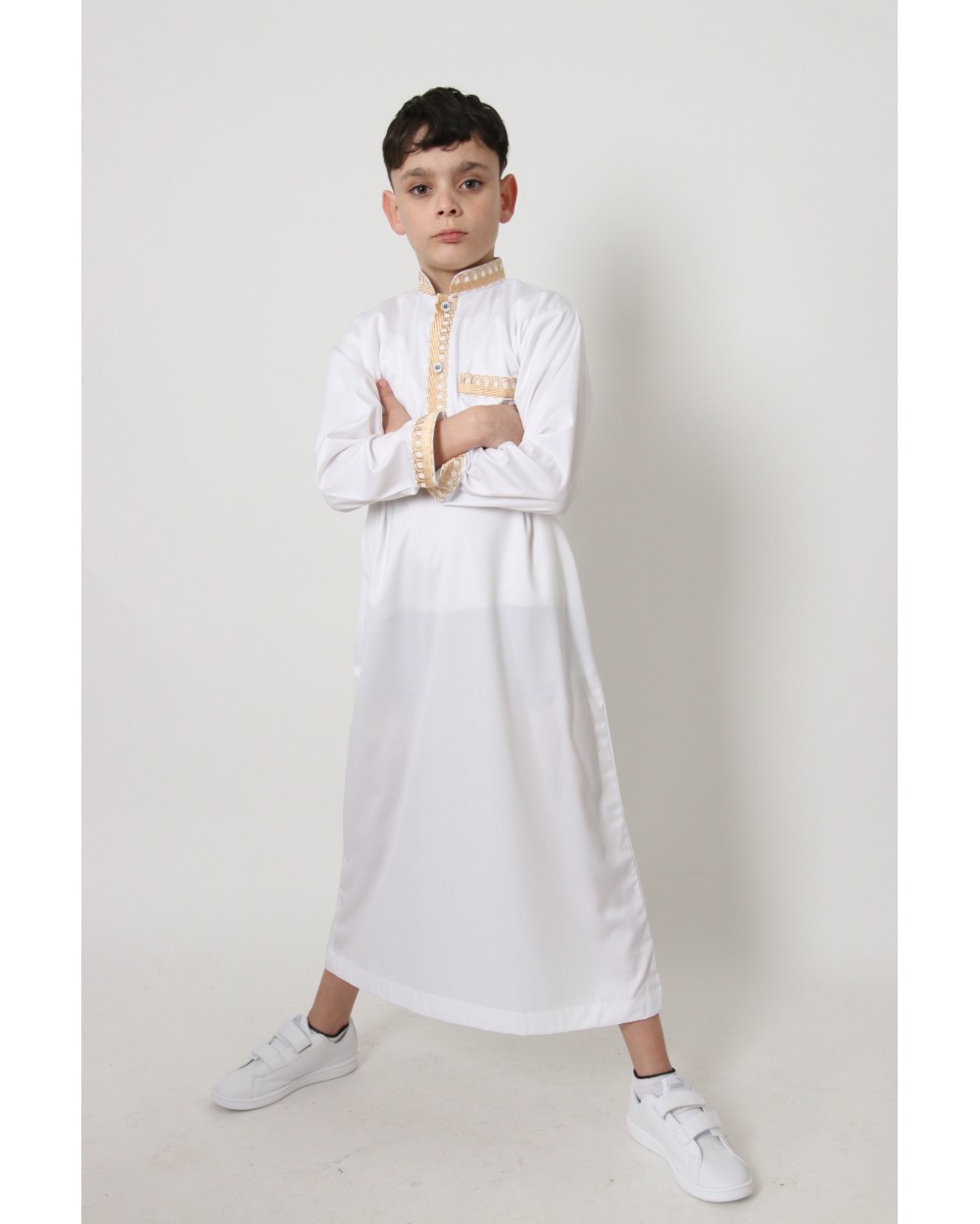Long white thobe Dubai with golden embroidered collar for boy